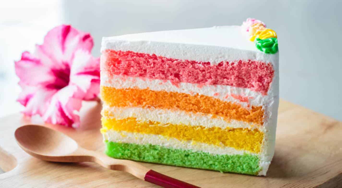 Aprenda a fazer um delicioso e divertido bolo arco-íris sem forno