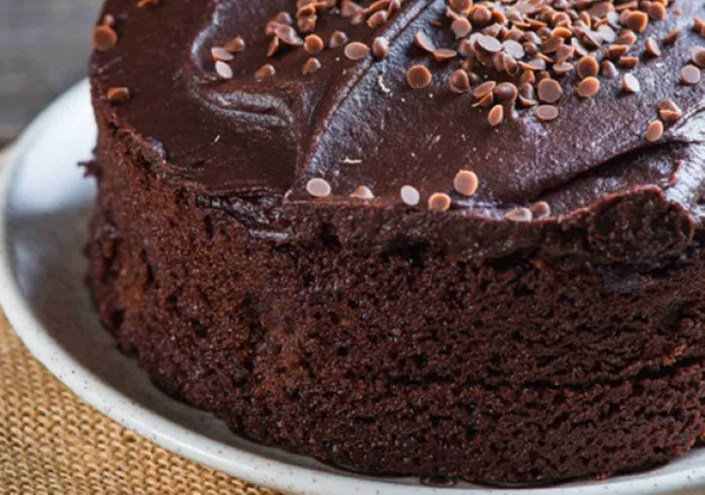 Receita mais fácil para fazer um bolo de chocolate: sem açúcar ou forno
