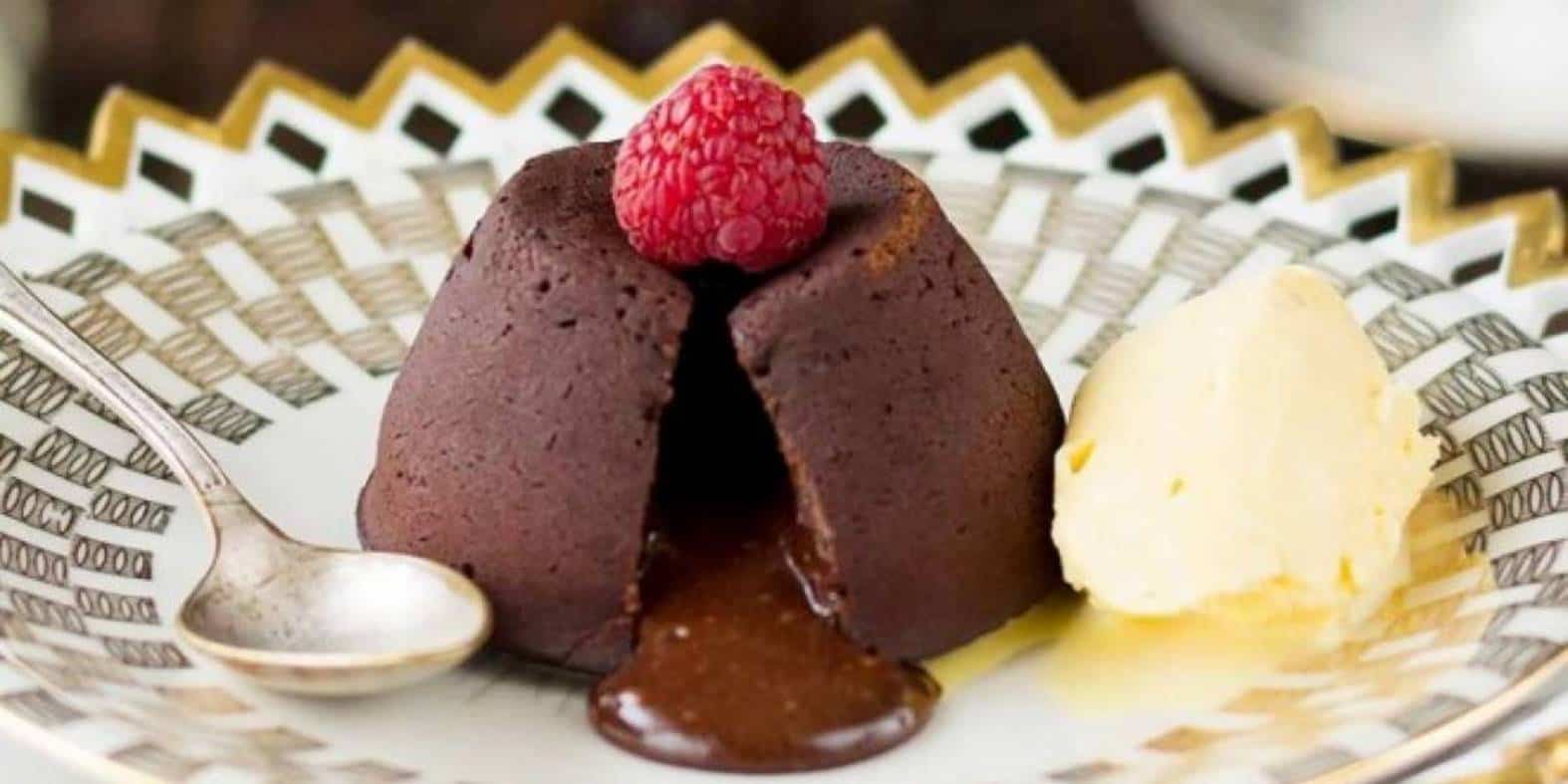 Faça esse cremoso e delicioso bolo de dois chocolates em 15 minutos