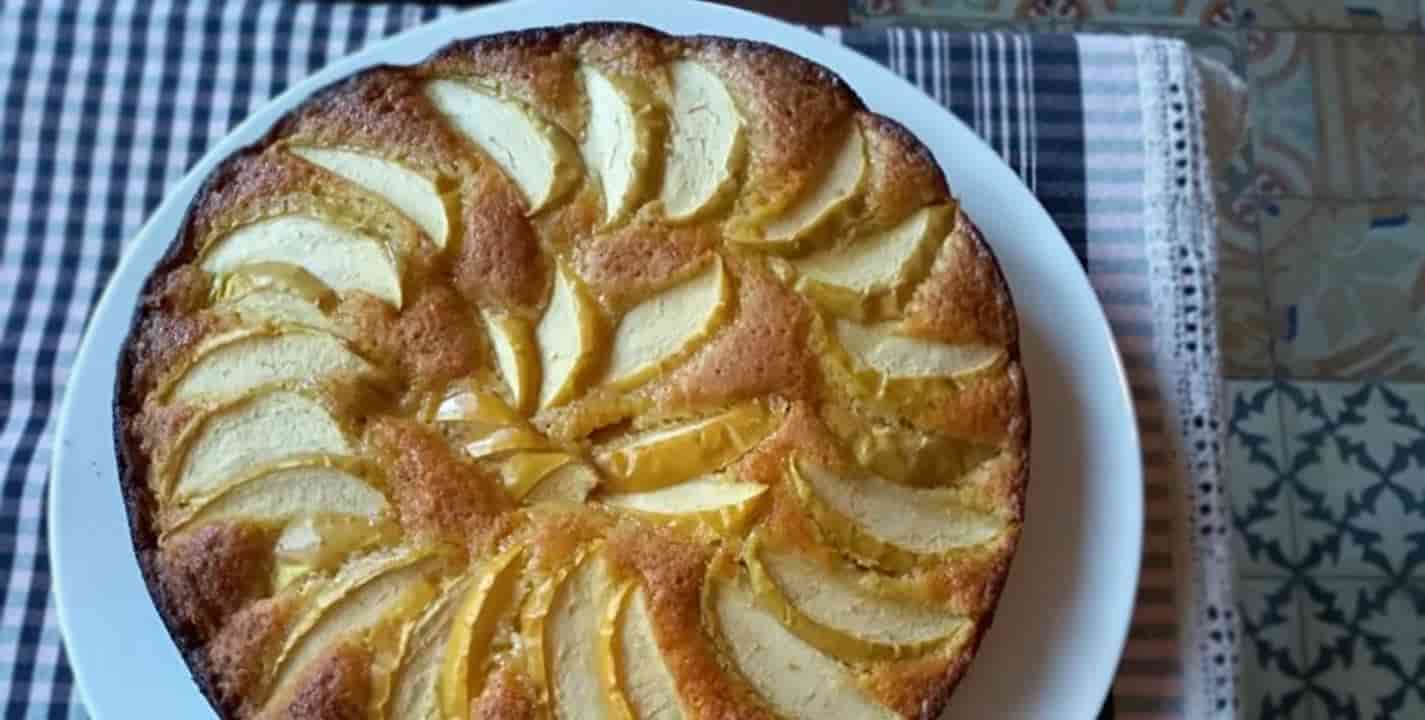 Aprenda a preparar um bolo esponja de maçã com esta receita simples