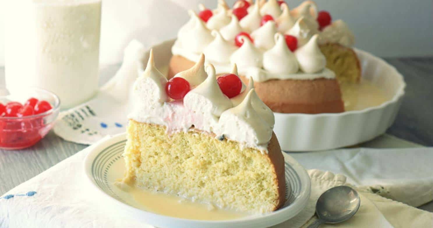 Faça um delicioso bolo três leites com creme delicioso e simples!