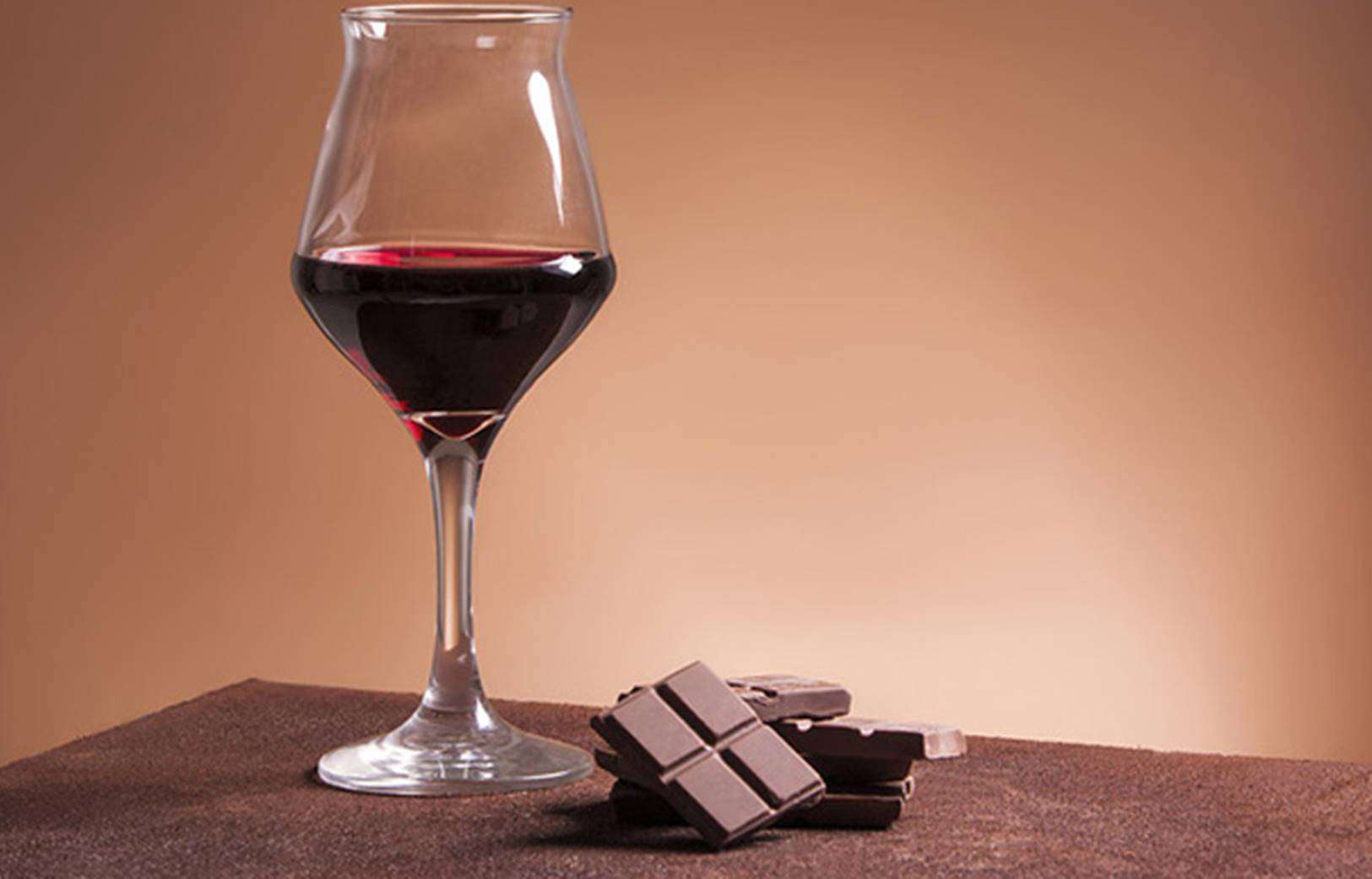 Fácil e delicioso: Bolo de chocolate com vinho tinto