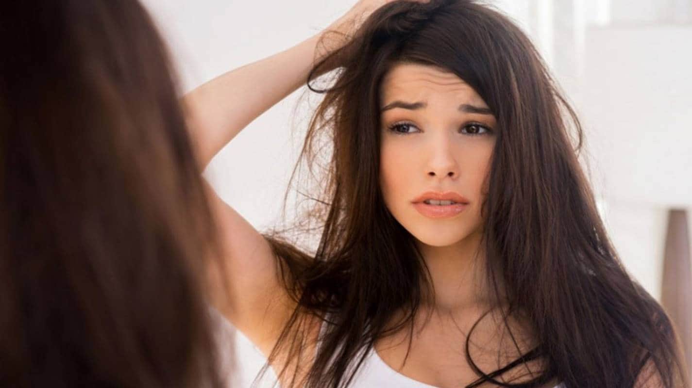 Qual é o segredo para evitar o excesso de oleosidade nos cabelos?