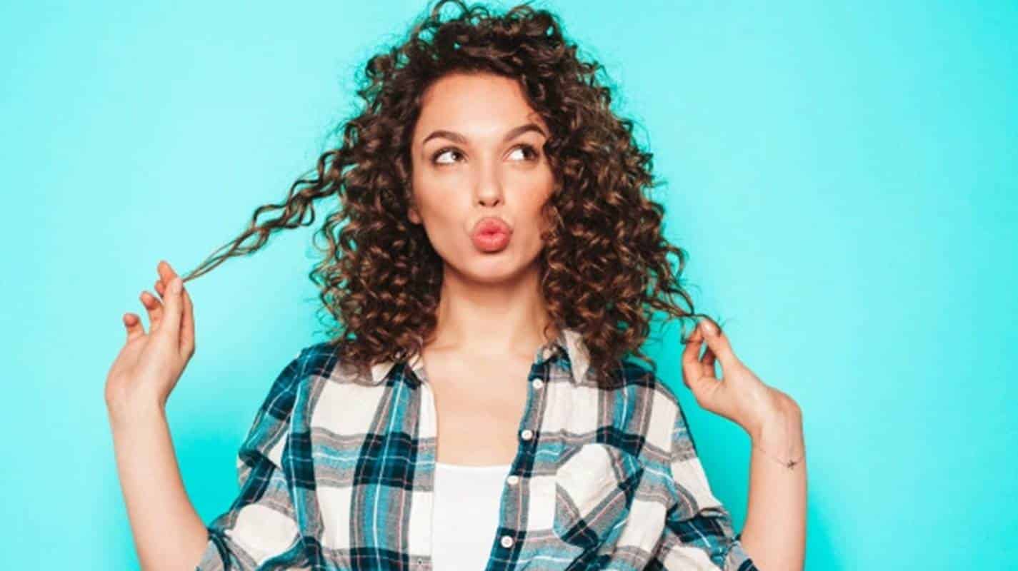 5 truques que os especialistas recomendam para ondular o cabelo em casa