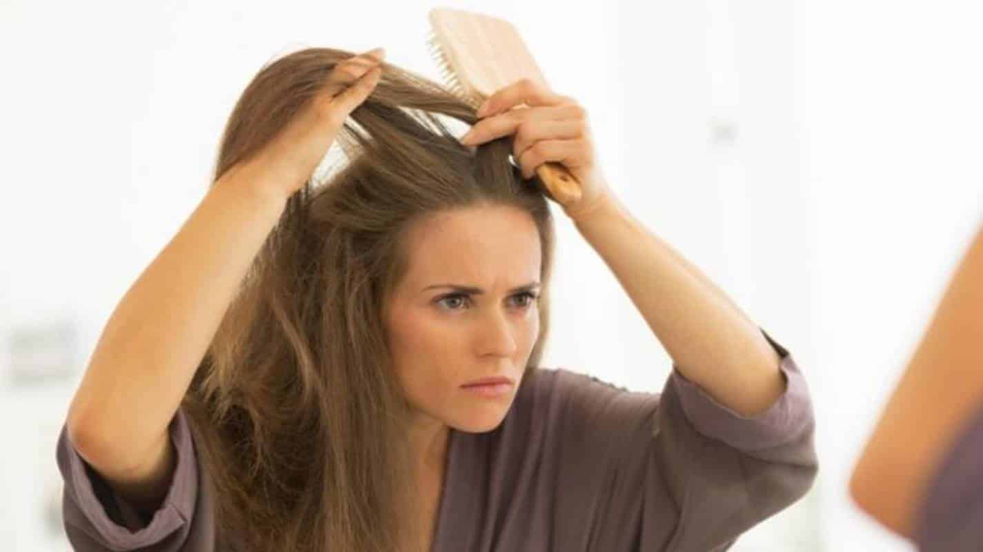 Especialistas revelam 7 dicas para manter os cabelos saudáveis ​​e sem frizz