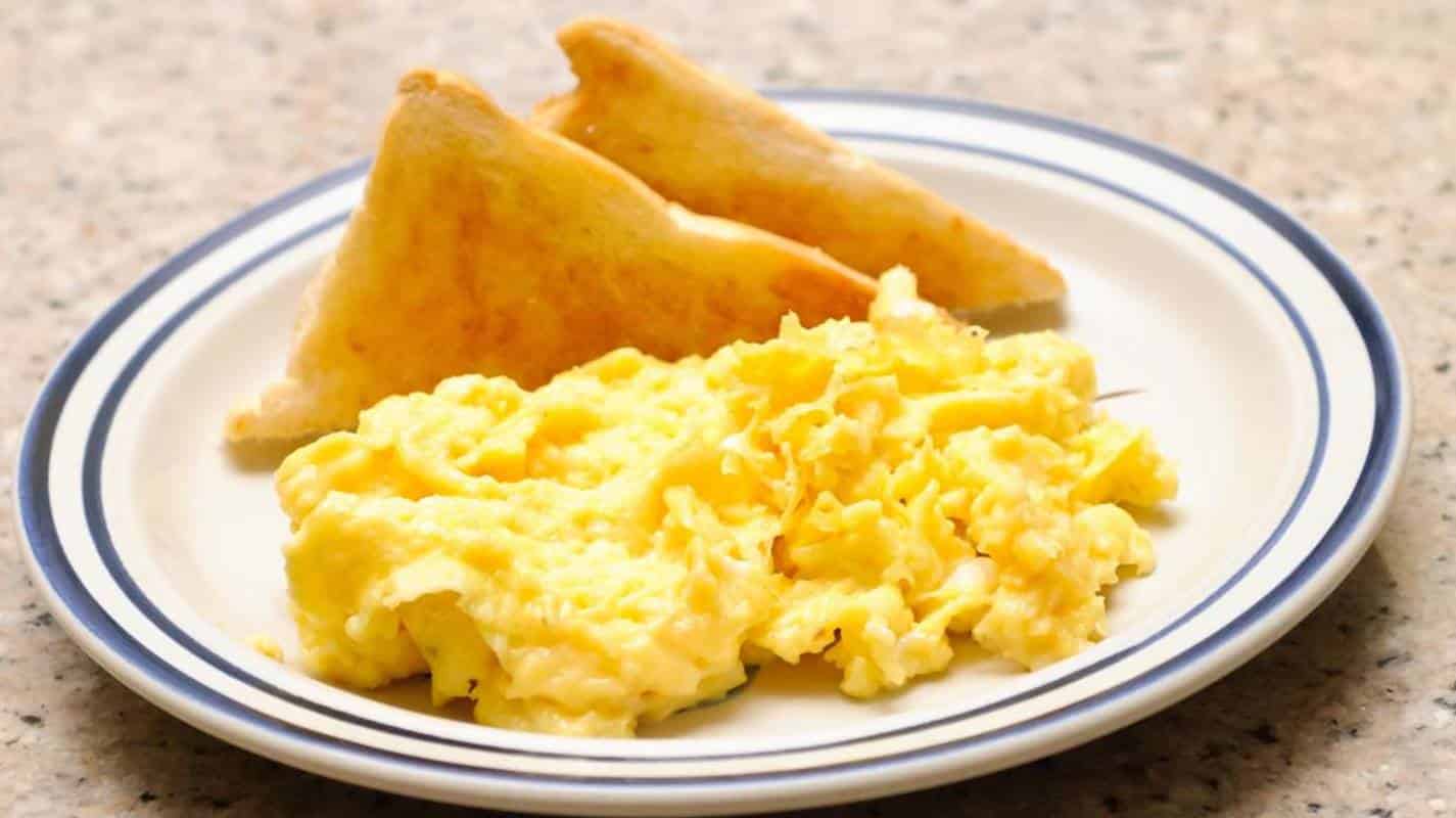 Como fazer um café da manhã barato, fácil, rápido e o melhor: sem usar óleo