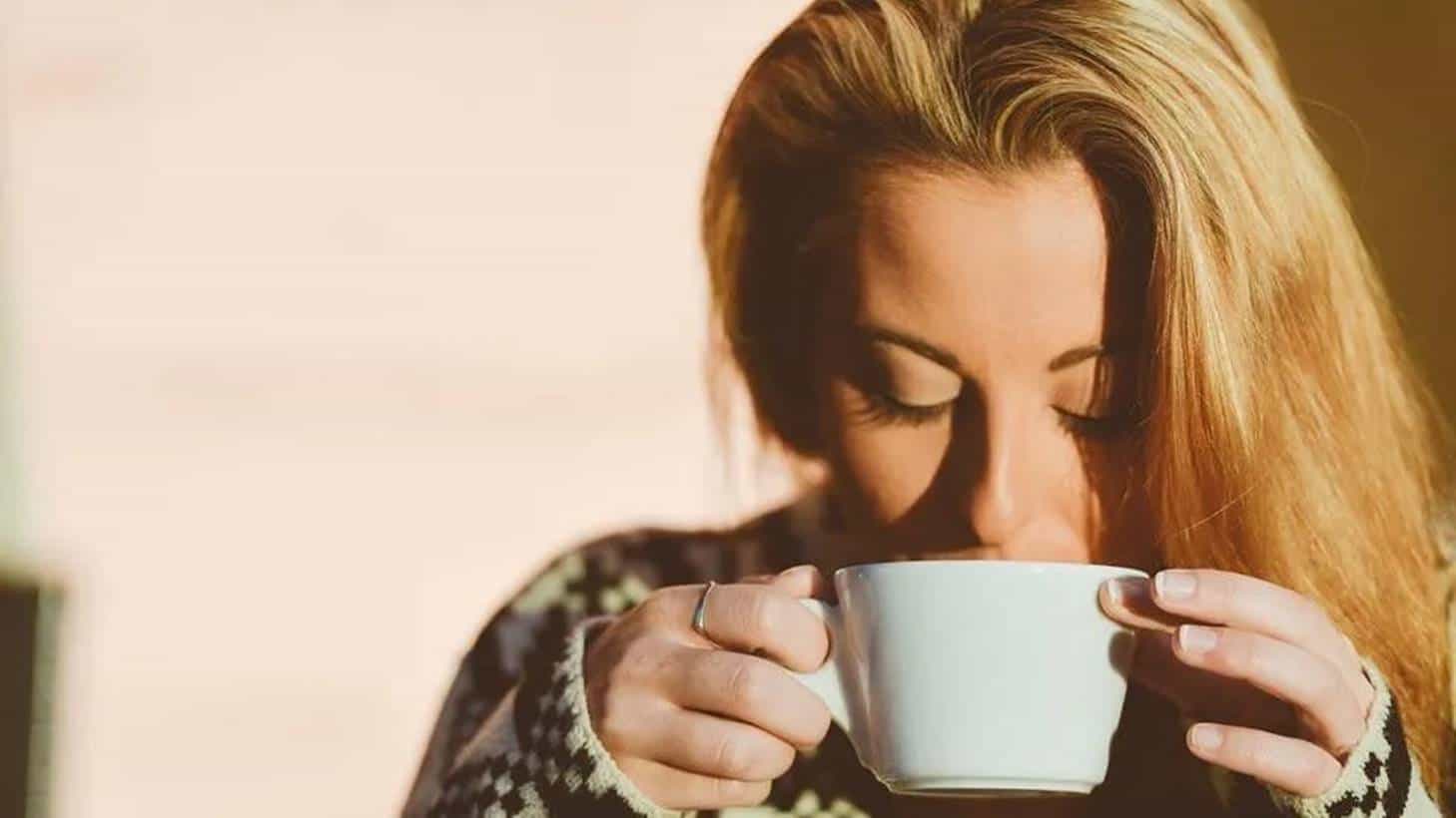 Tomar chá de valeriana para conseguir dormir pode ter efeitos colaterais