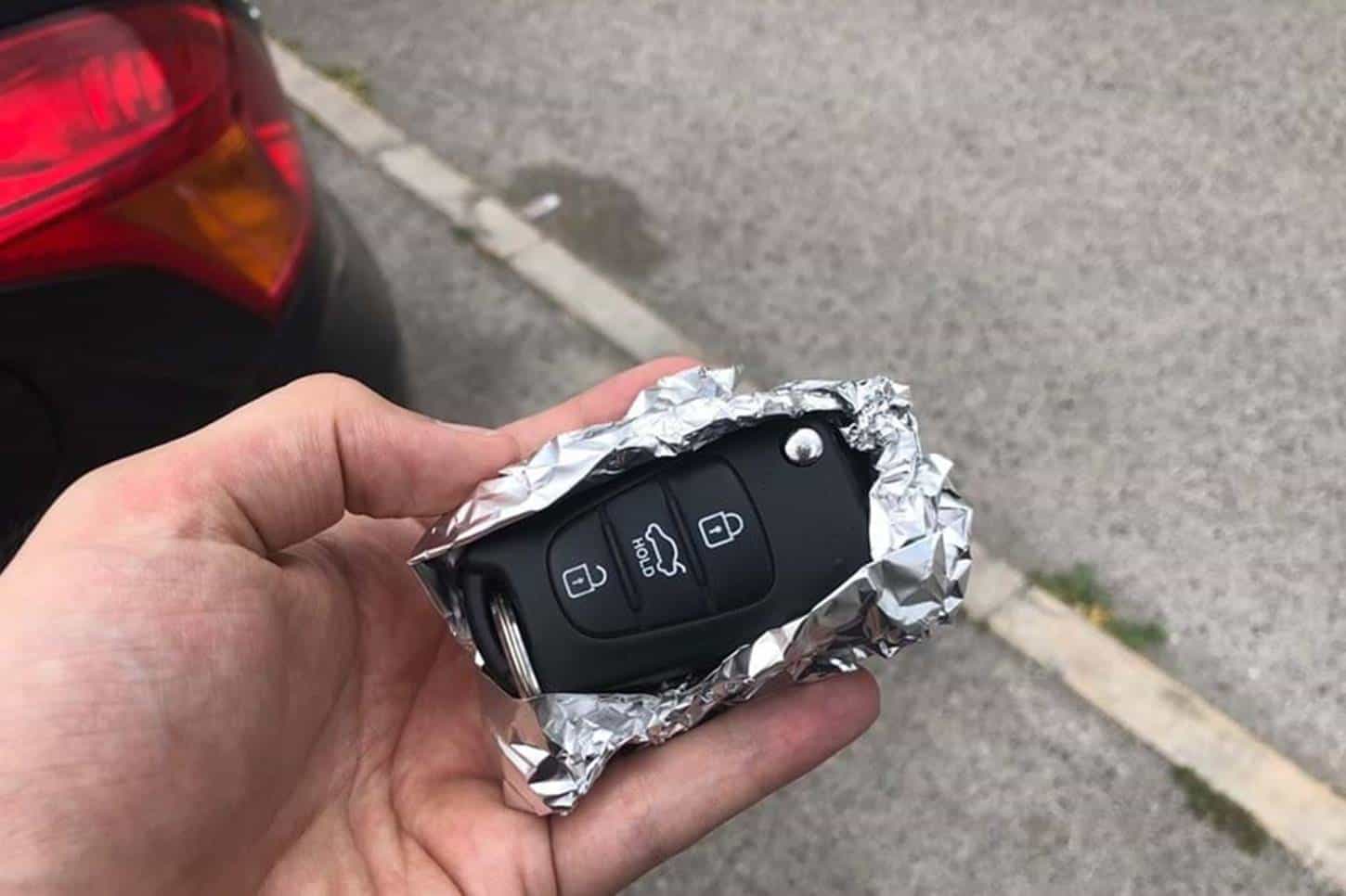 Por que você deve embrulhar a chave do seu carro em papel alumínio?