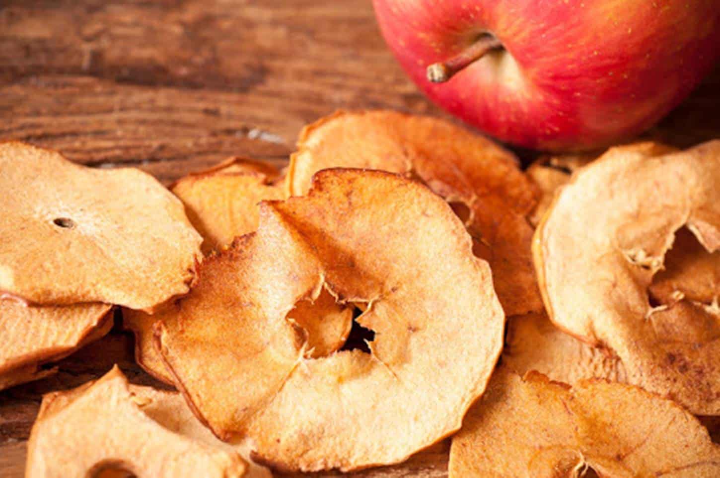 Como fazer chips de maçã em casa: delicioso, fácil e saudável