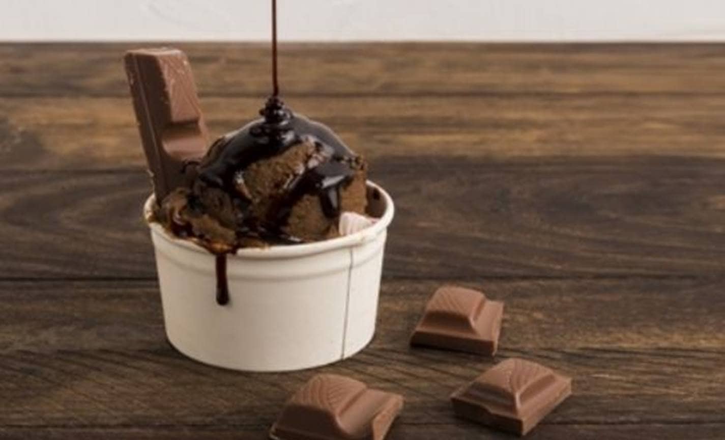 Sobremesa saudável: receita de sorvete de chocolate sem açúcar e sem leite