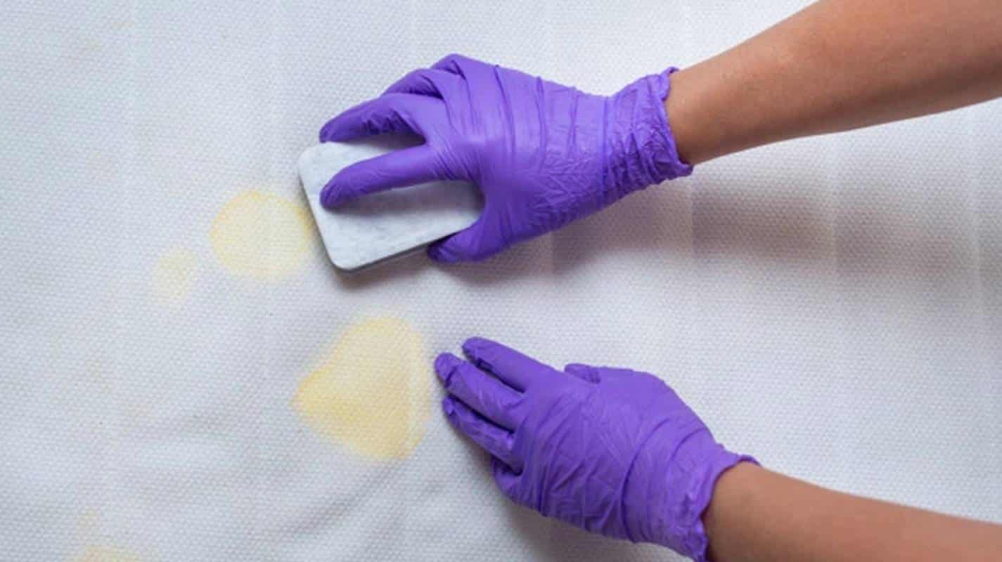 O truque de limpeza eficaz para remover manchas amarelas do colchão