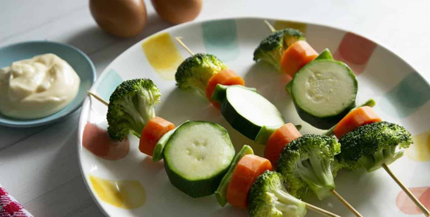 Vida saudável: como fazer espeto de legumes com maionese