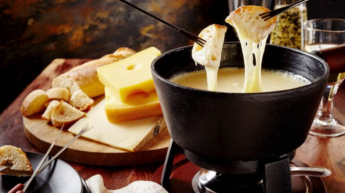 Fondue de queijo: receita fácil e ideal para compartilhar com a família