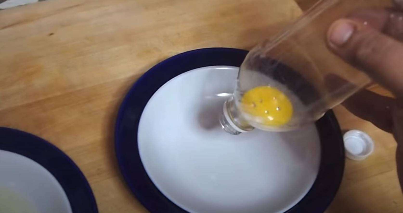 Use a garrafa pet para separar as claras das gemas dos ovos rápido sem sujar mãos