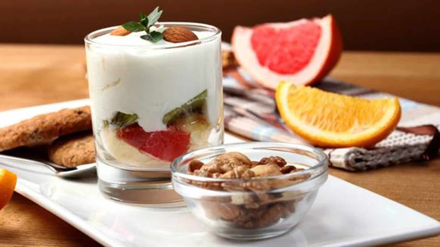 2 cafés da manhã saudáveis ​​que unem iogurte grego e frutas