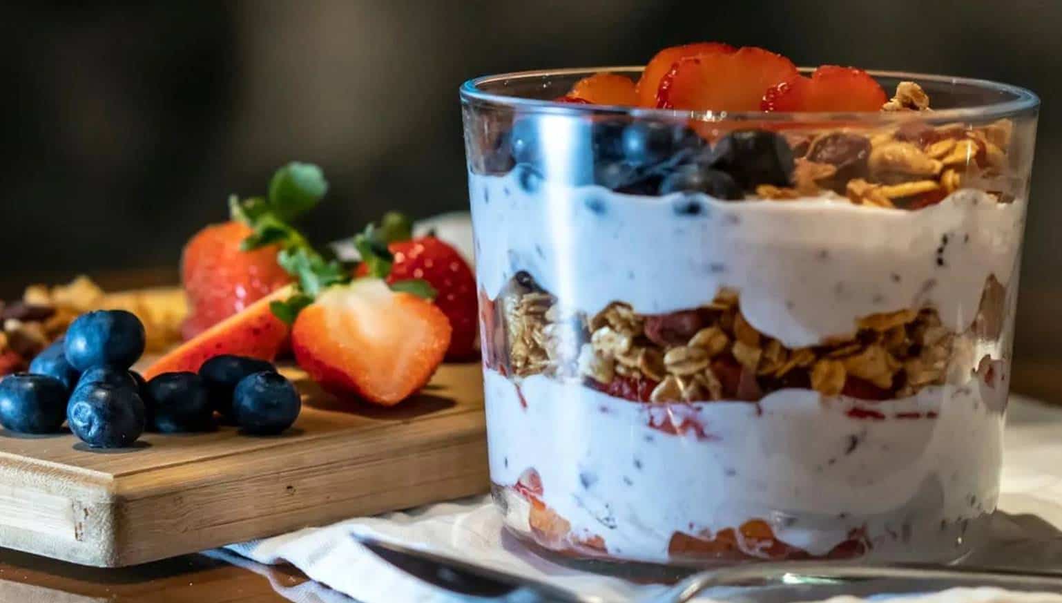 7 sobremesas fáceis com iogurte grego deliciosas e saudáveis
