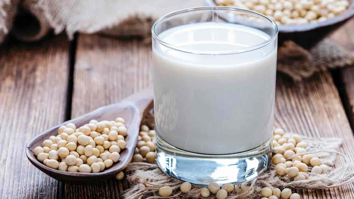 Aprenda a preparar um nutritivo leite de soja caseiro com 2 ingredientes