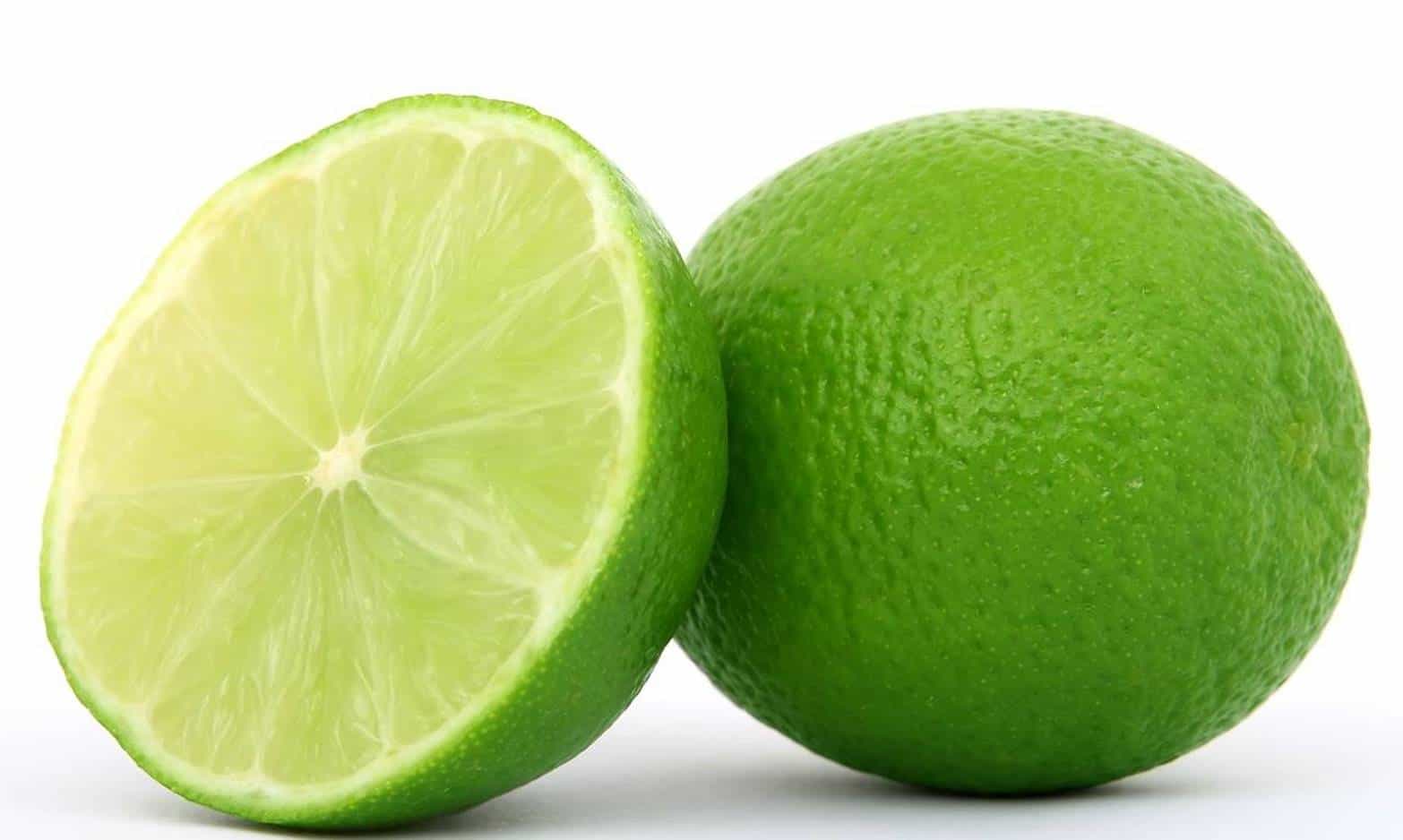 Surpreendente: Como espremer o suco de limão sem esforço e sem corta-lo