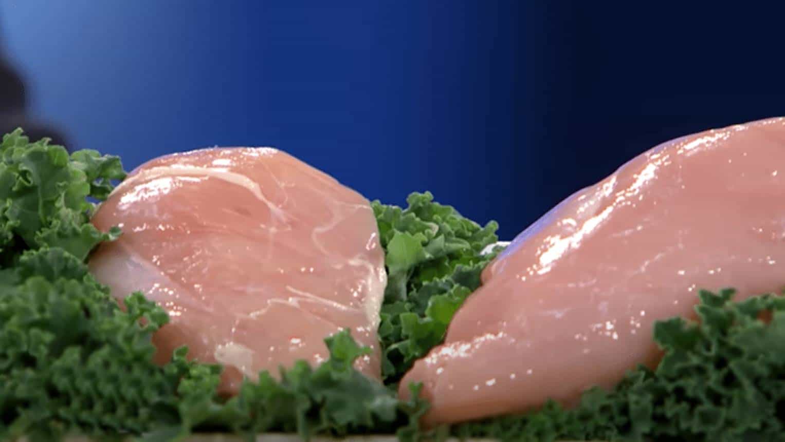 O que são as listras brancas na carne de frango: será que é saudável comer?