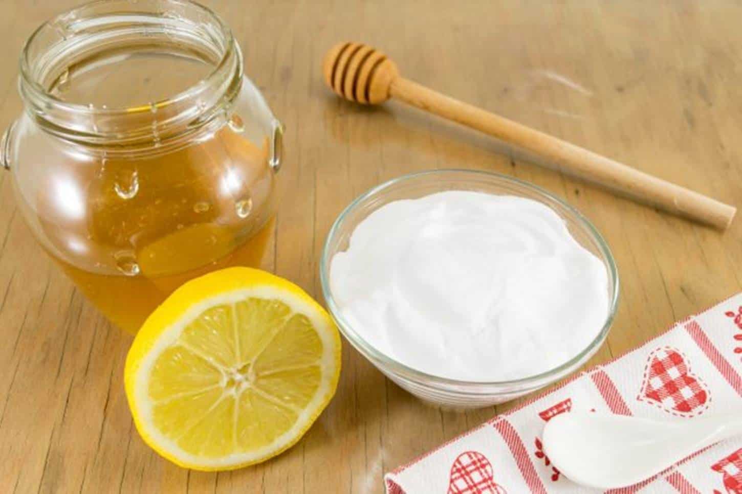 Máscara facial para hidratar a pele à base de mel, limão e bicarbonato