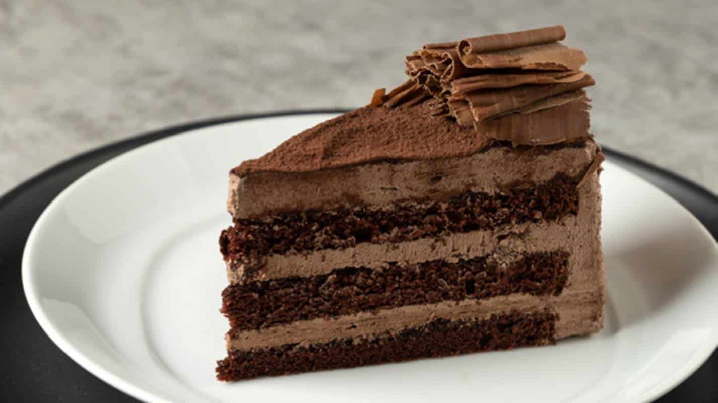 Um lanche antes de dormir? Faça este bolo de mousse de chocolate!