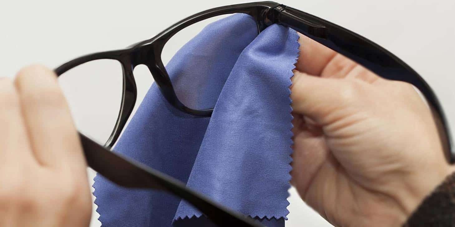 Como remover arranhões de óculos facilmente em casa