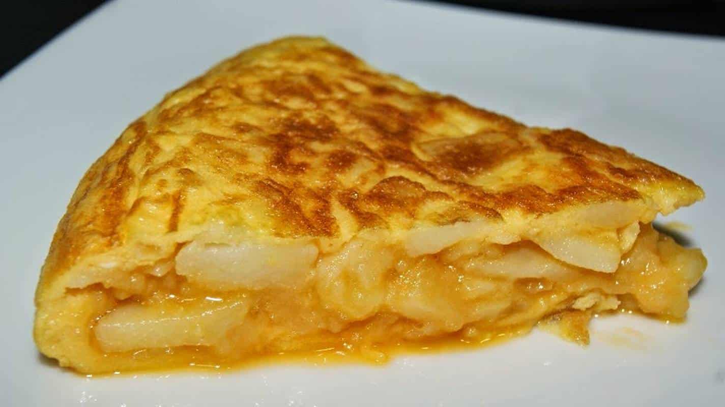 Omelete de batata suculenta com apenas 5 ingredientes baratos