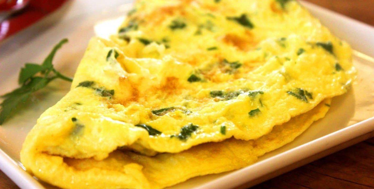 Omelete de batata e queijo delicioso: almoço pronto em 10 minutos