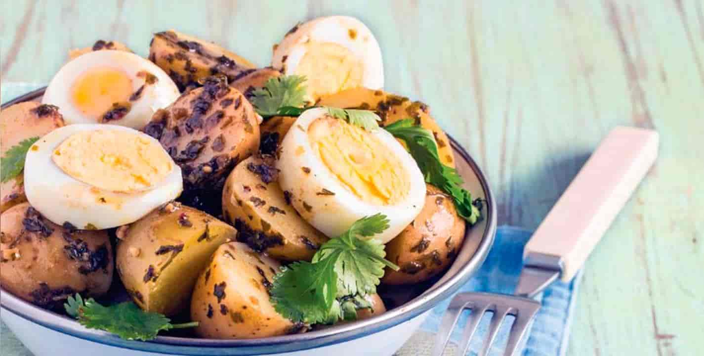 Ovo com batata: como a preparar esta refeição com 5 ingredientes