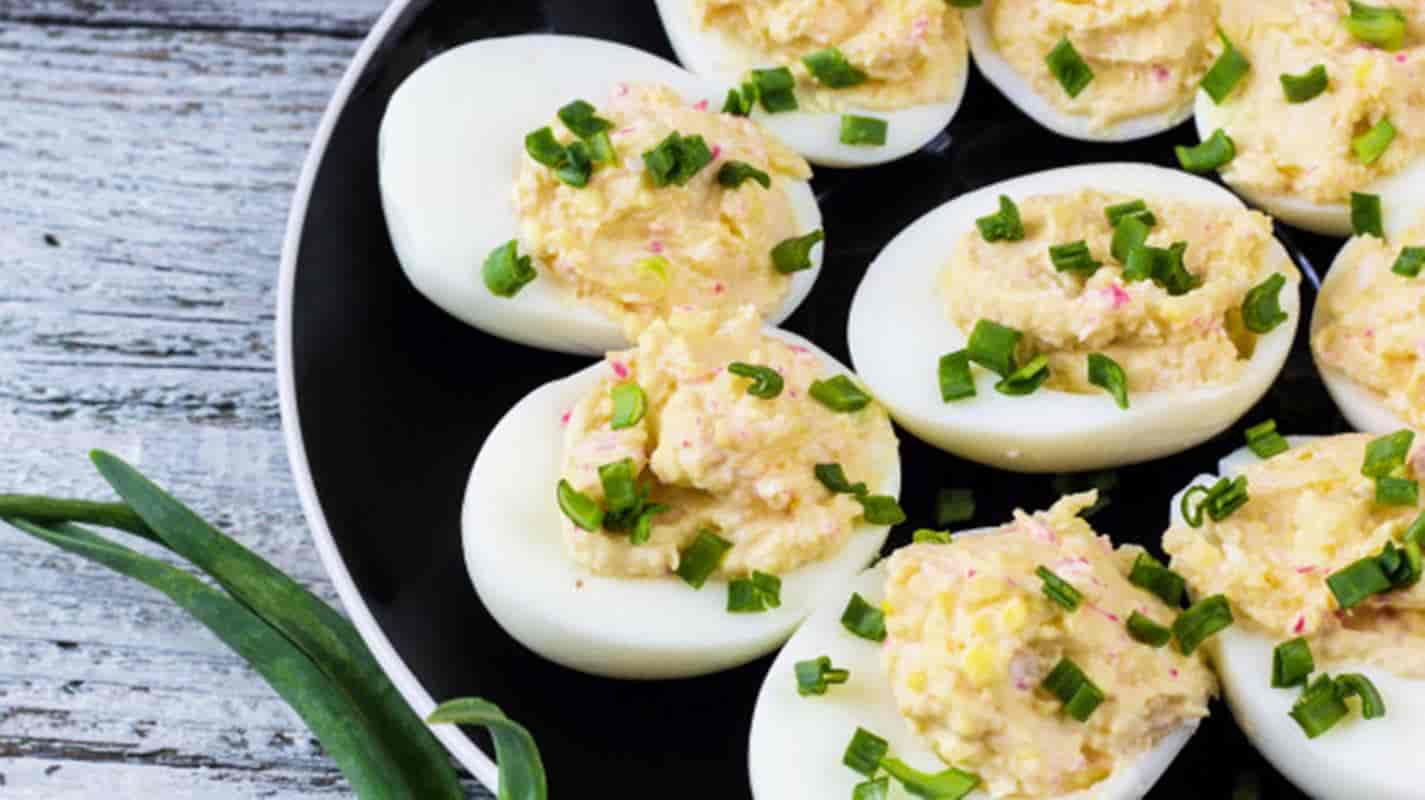 A tradicional receita de ovos recheados em apenas 5 passos