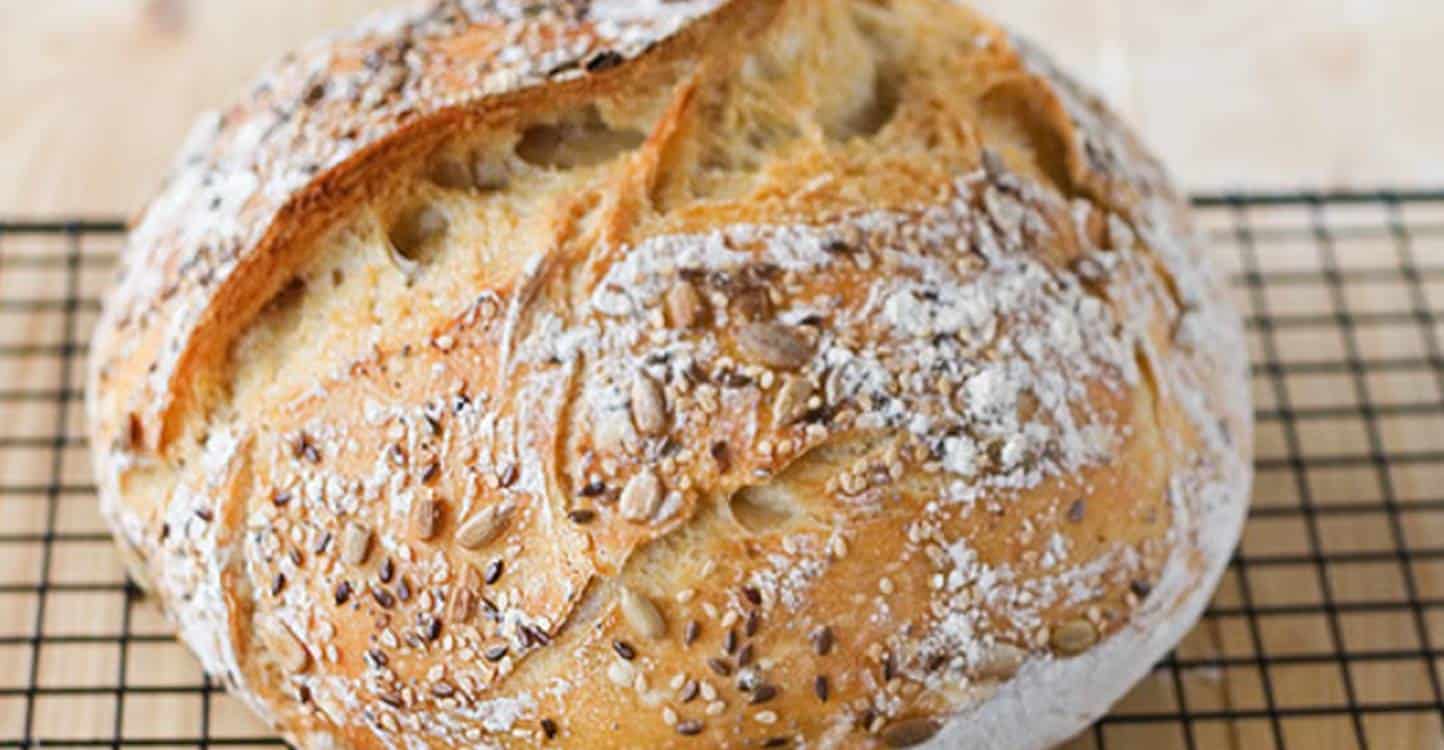 Aprenda a preparar essa receita de pão caseiro sem amassar