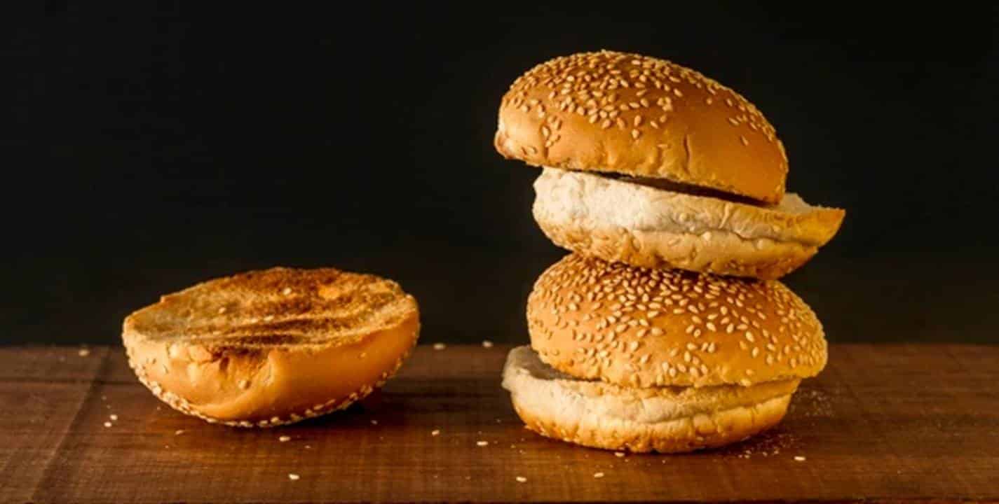Prepare um pão de hambúrguer fofo e saboroso em casa com poucos ingredientes