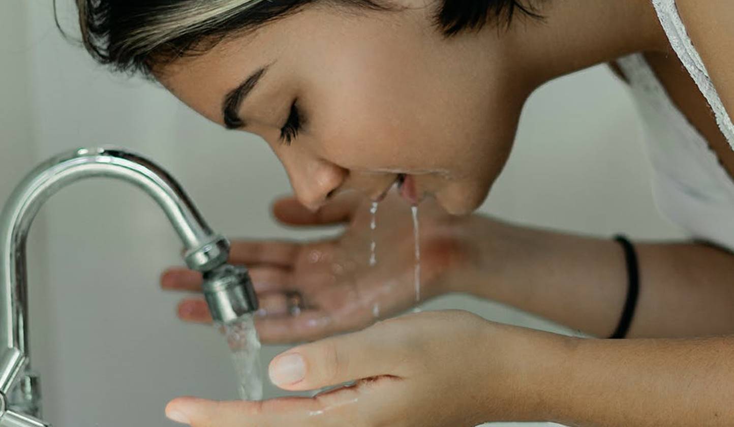 Descubra por que você deve lavar o rosto com óleo em vez de água