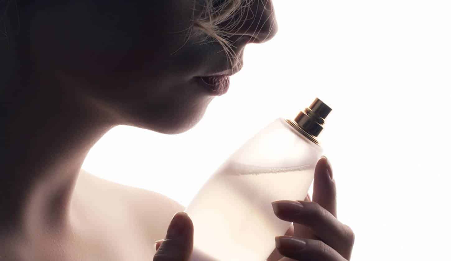 Três truques rápidos e fáceis para fazer seu perfume durar o dia todo