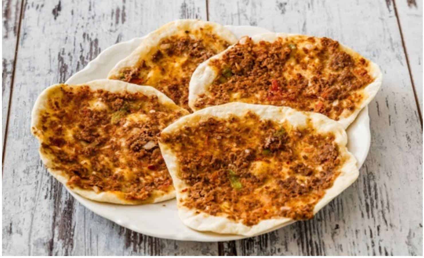 Como preparar pizza turca sem queijo, mas carregada de sabor