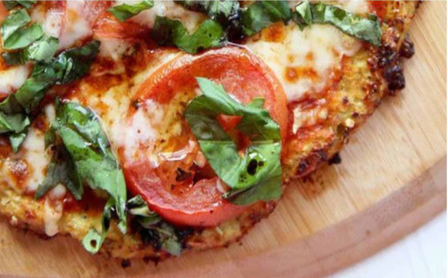Sem glúten: deliciosa pizza saudável de quinoa na frigideira