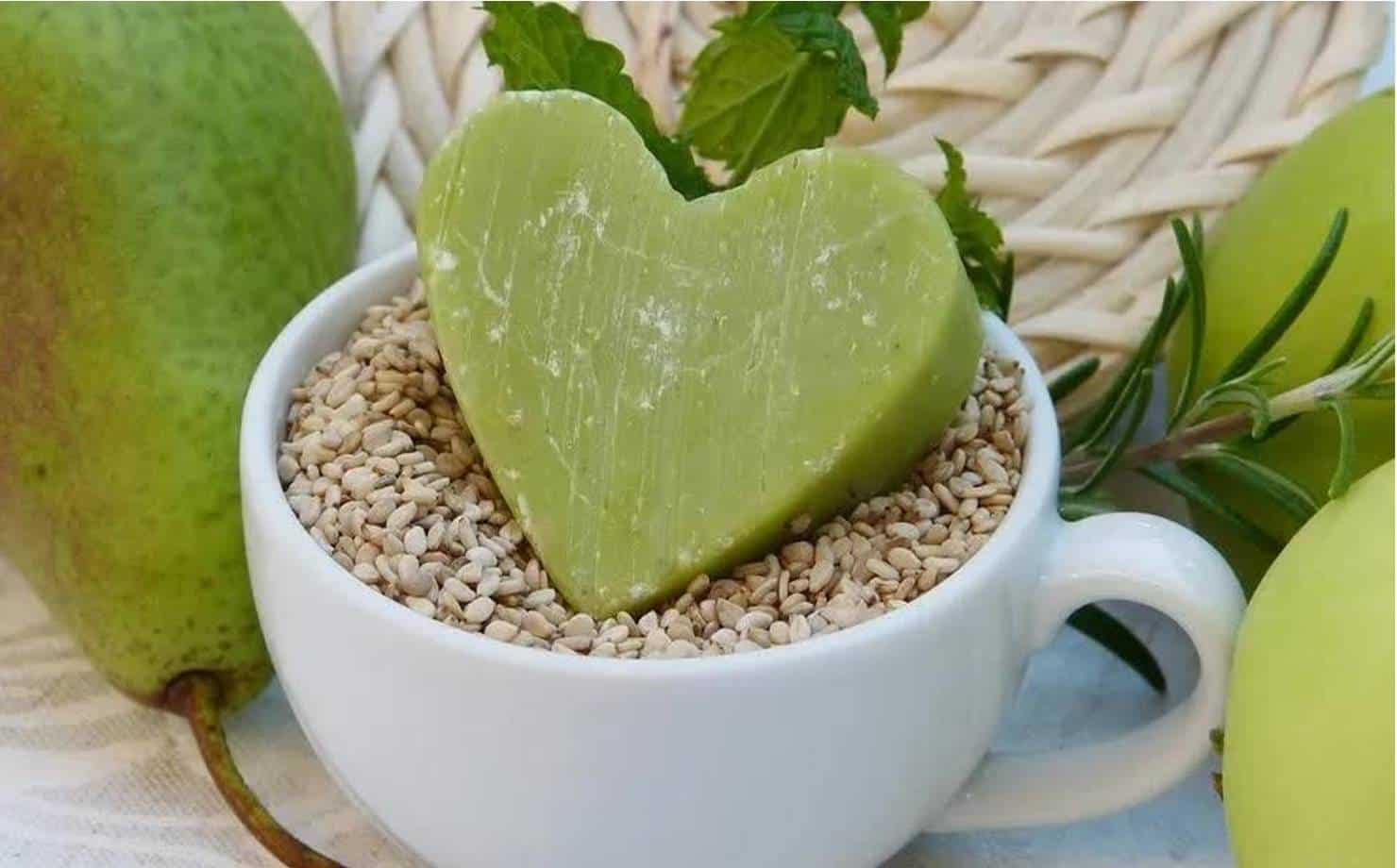 Como fazer sabonete de chá verde para secar espinhas e ficar radiante