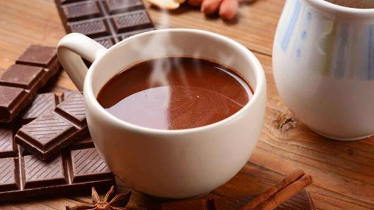 Esta é a receita de chocolate quente caseiro mais fácil do mundo (2 ingredientes)