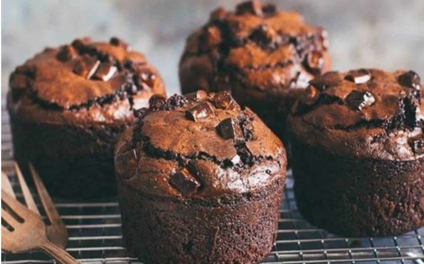 Prepare delicioso muffins de chocolate em 2 minutos no microondas