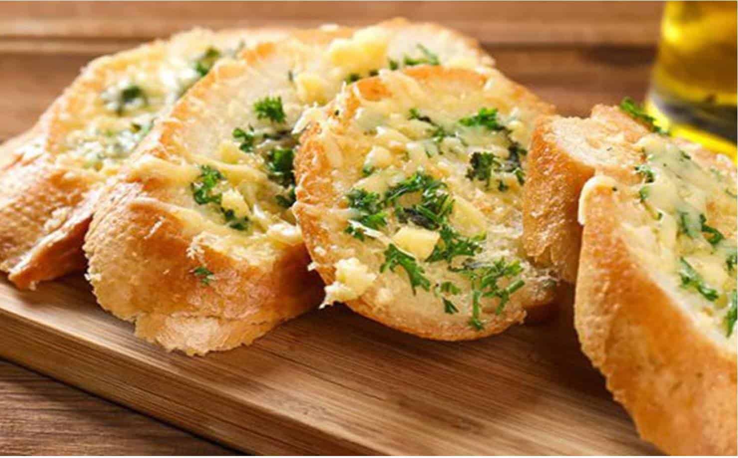 Esta é a receita mais fácil e deliciosa de pão de alho que você já viu