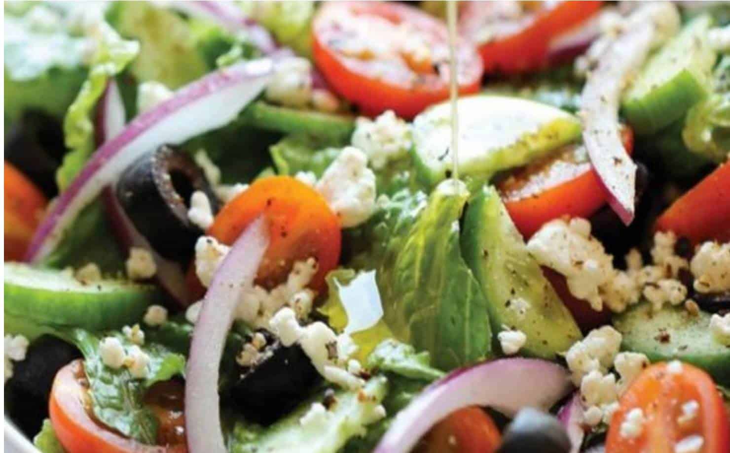 Deliciosa salada grega para fazer em 15 minutos