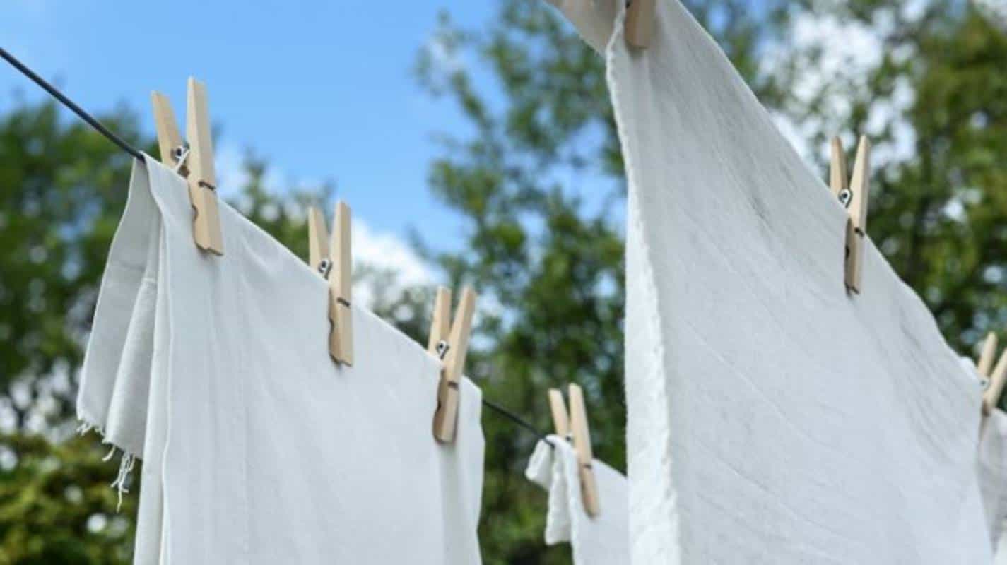 3 erros que você comete ao lavar roupas brancas que devem ser evitados