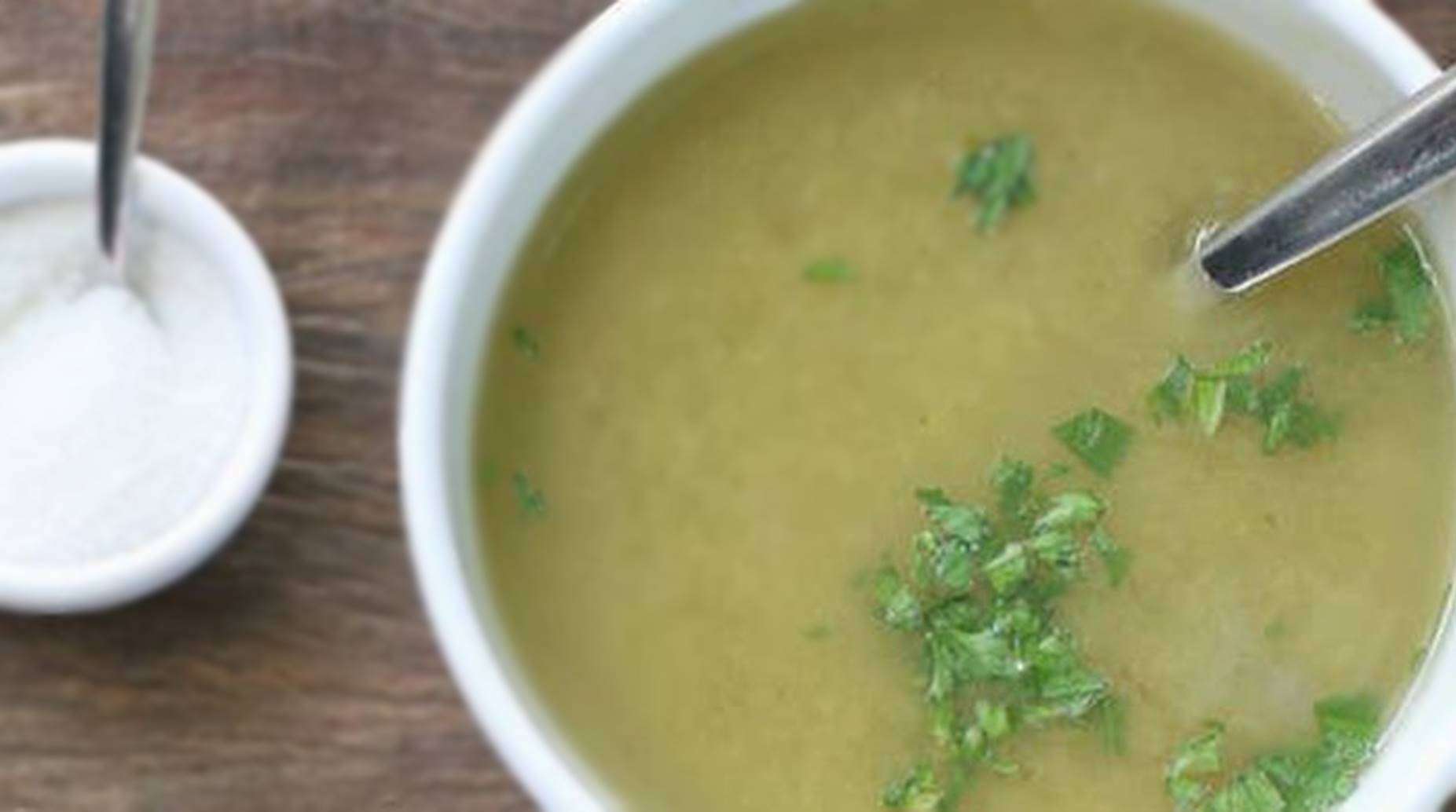 Aprenda a fazer uma sopa de creme de batata com alho