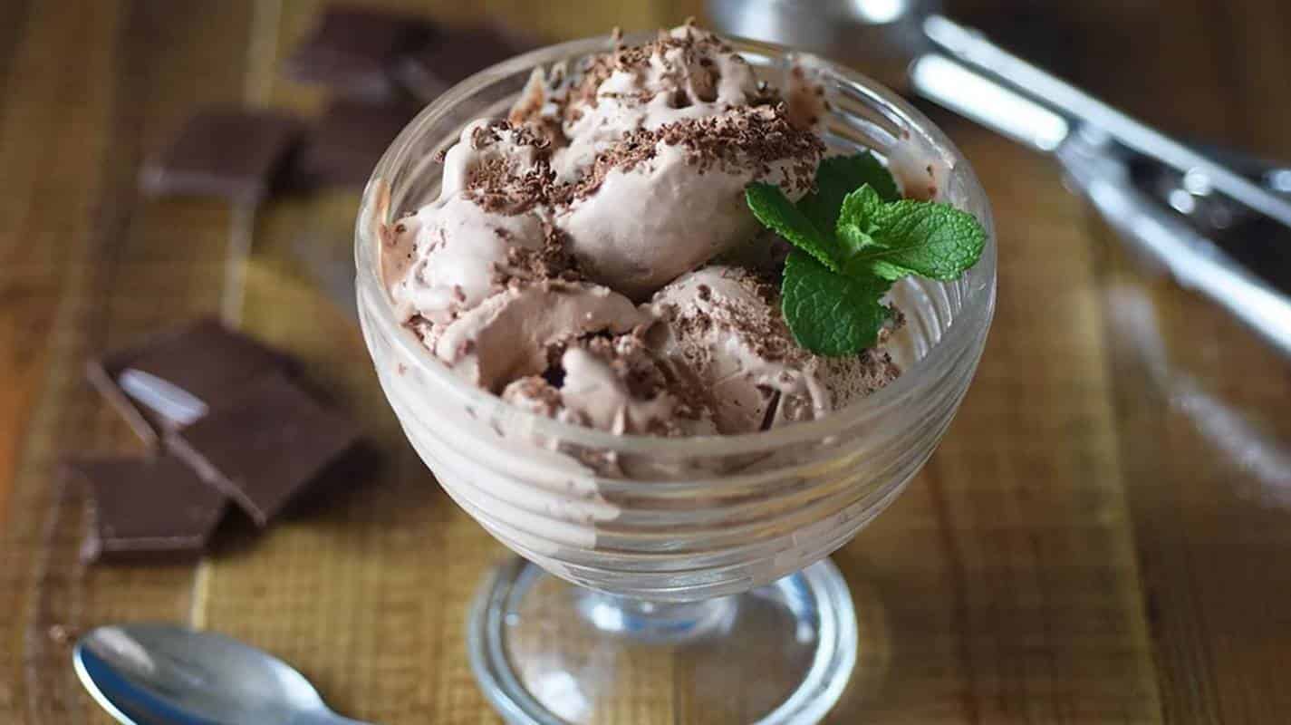 As crianças vão amar este sorvete cremoso de chocolate: é fácil de fazer!