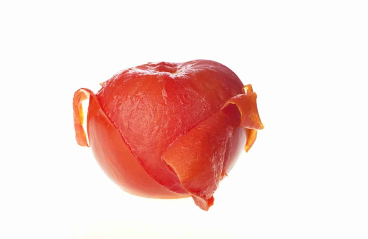3 truques que você certamente não conhecia para descascar tomates