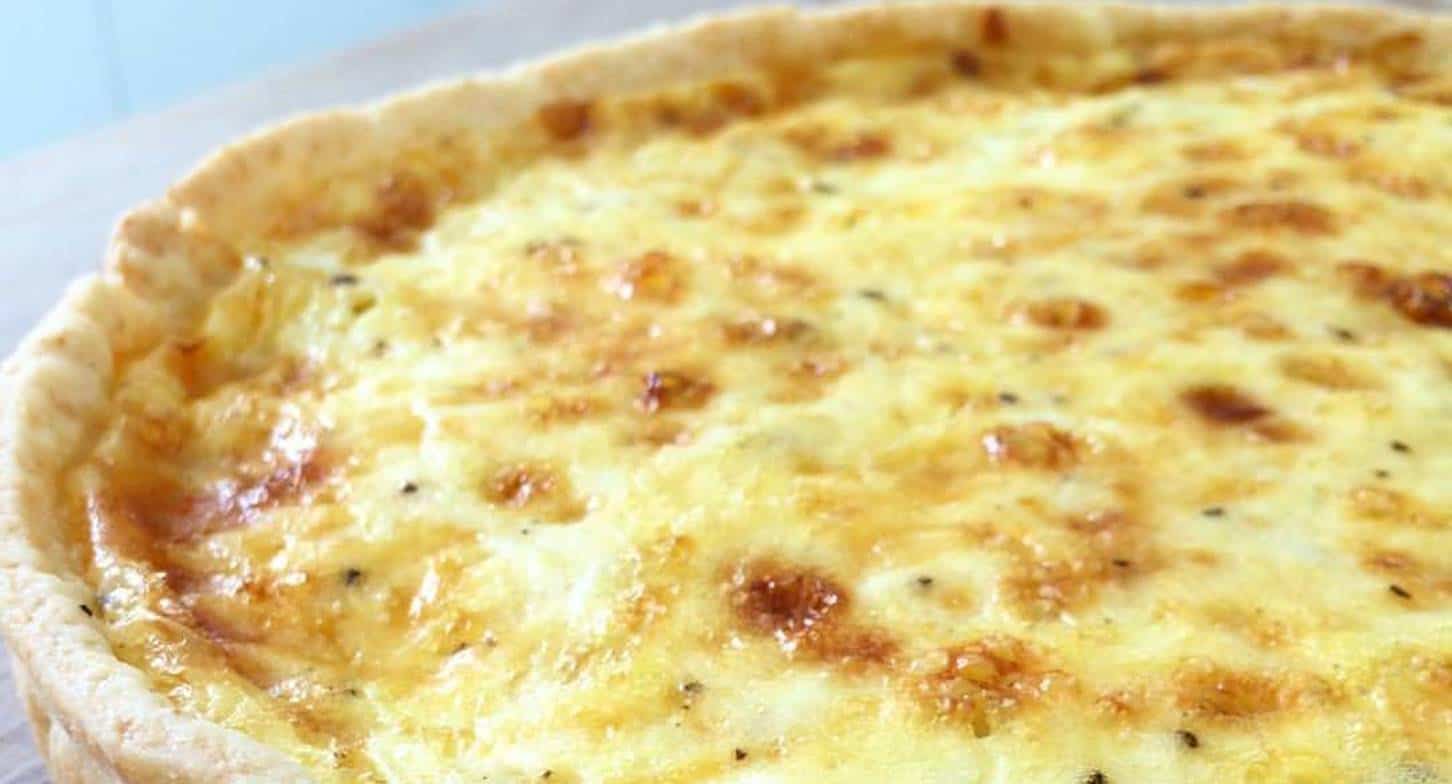 Torta de milho, cebola e queijo: uma receita muito fácil e rápida para almoço ou jantar