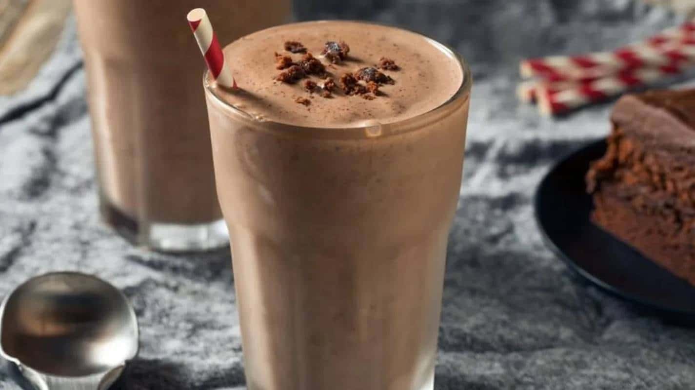 A maneira mais fácil de fazer Milk-shake de chocolate com 4 ingredientes