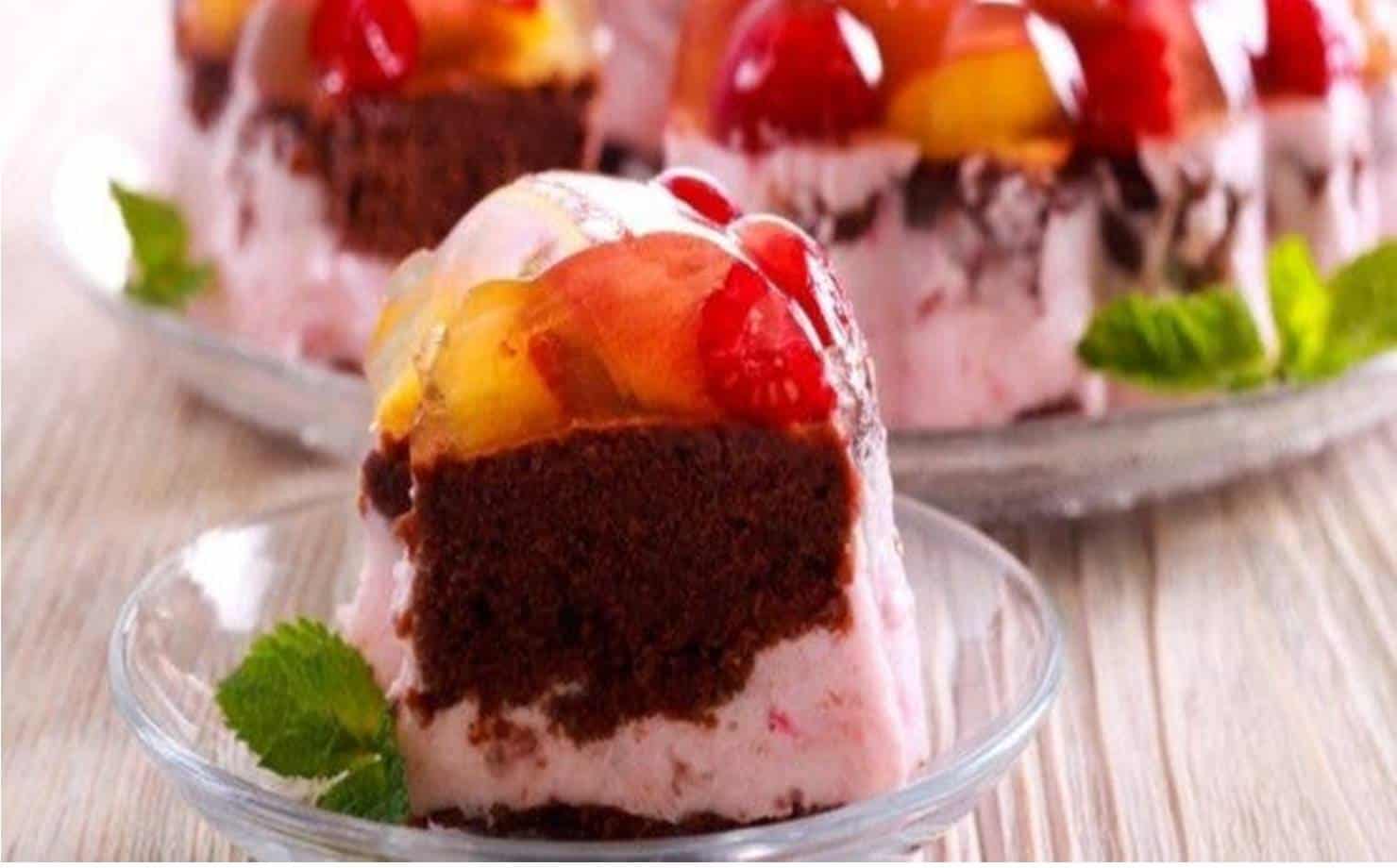 Veja como fazer gelatina com iogurte de morango e bolo de chocolate 