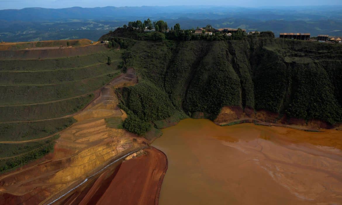 Vale vai remover moradores perto de barragem em Minas Gerais