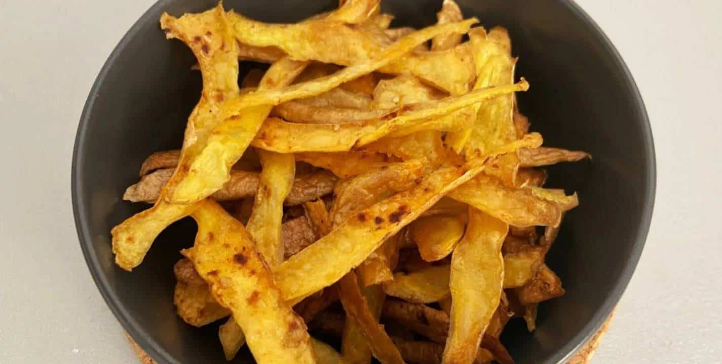 Não jogue fora: faça batatas fritas crocantes com a casca da batata em 5 minutos!